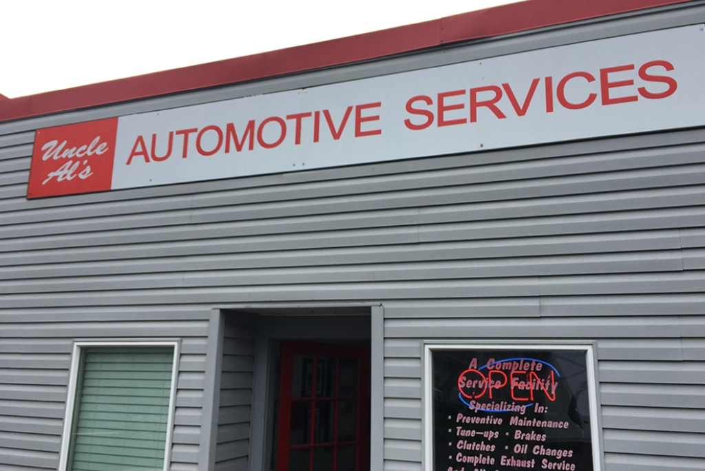 Outdoor view of Uncle Al's Gladstone OR location building.